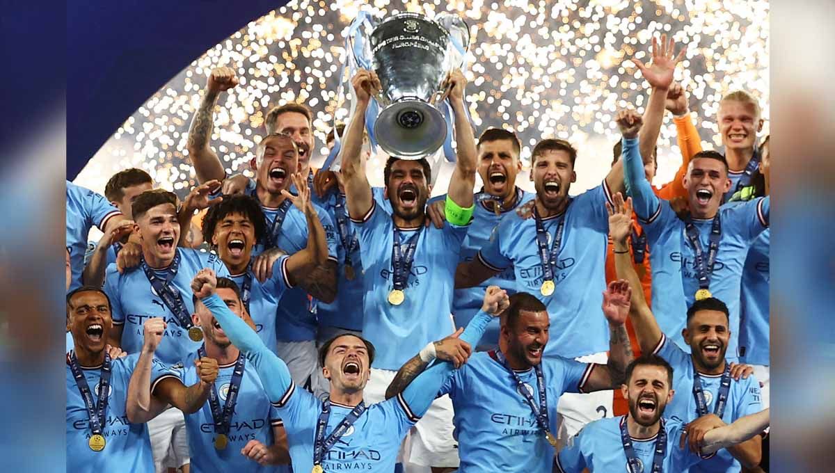 Pemain Manchester City mengangkat trofi Liga Champions juara usai mengalahkan Inter Milan di final. (Foto: REUTERS/Molly Darlington) Copyright: © REUTERS/Molly Darlington