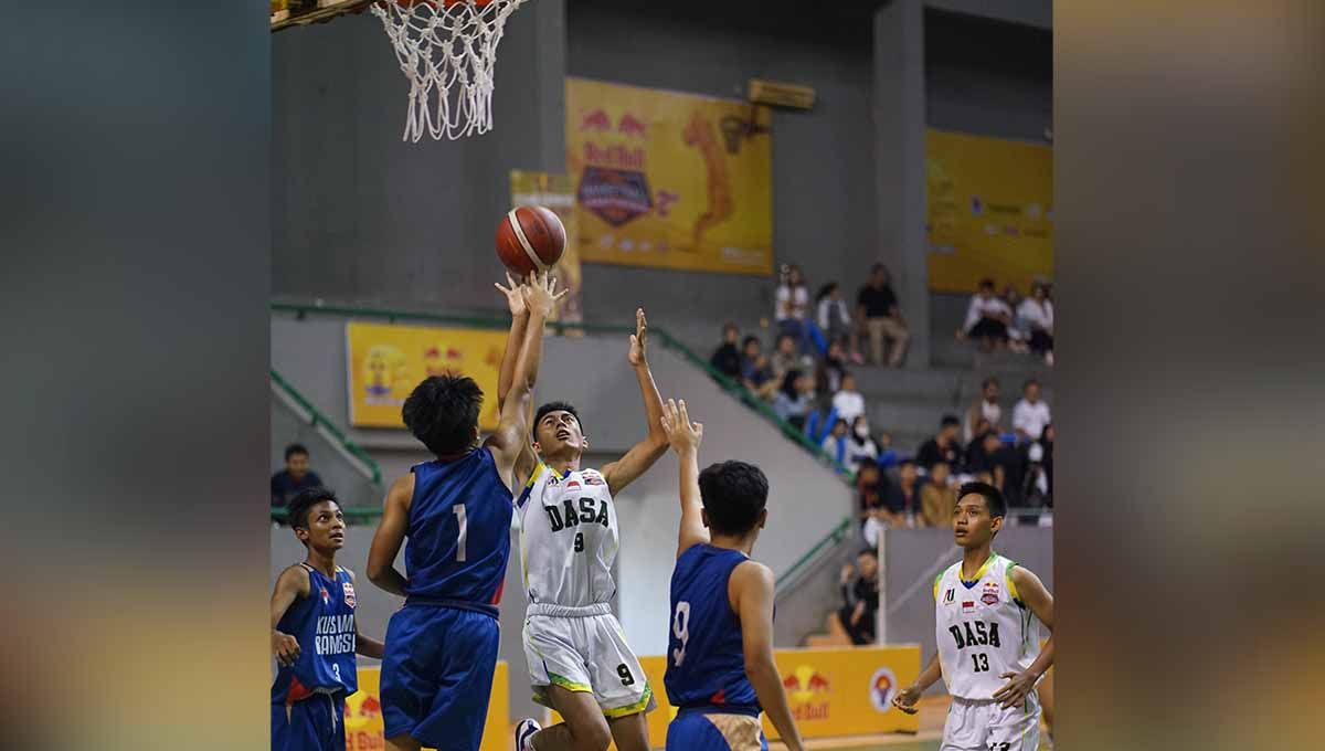 Turnamen bola basket antar pelajar SMA/Sederajat Red Bull Basketball Championships 2023 seri Palembang sudah menemukan 2 tim yang berduel di final. Copyright: © Red Bull Indonesia