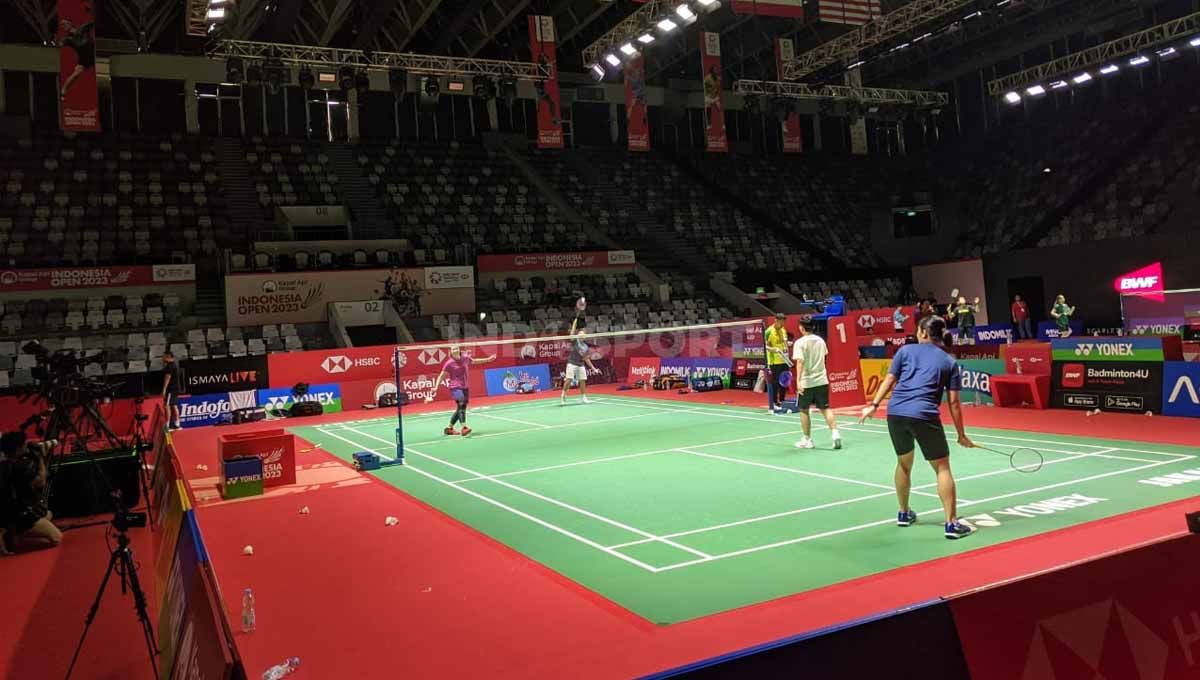 Suasana latihan para atlet H-1 Indonesia Open 2023, di Istora Senayan, Jakarta,  Senin (12/06/23). Copyright: © Ammara Marthiara/INDOSPORT