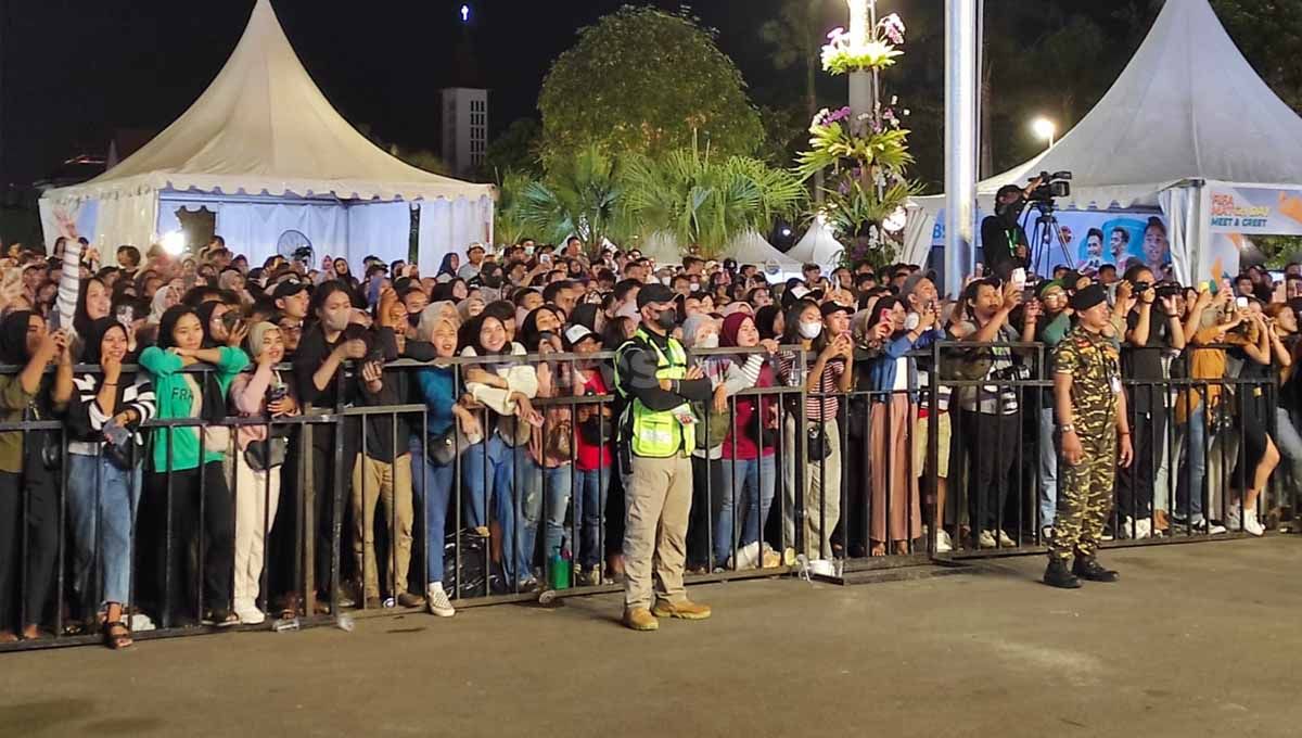 Salah satu anggota Banser menjaga acara gala dinner timnas Indonesia dan Palestina di Taman Surya. Copyright: © Fitra Herdian/INDOSPORT