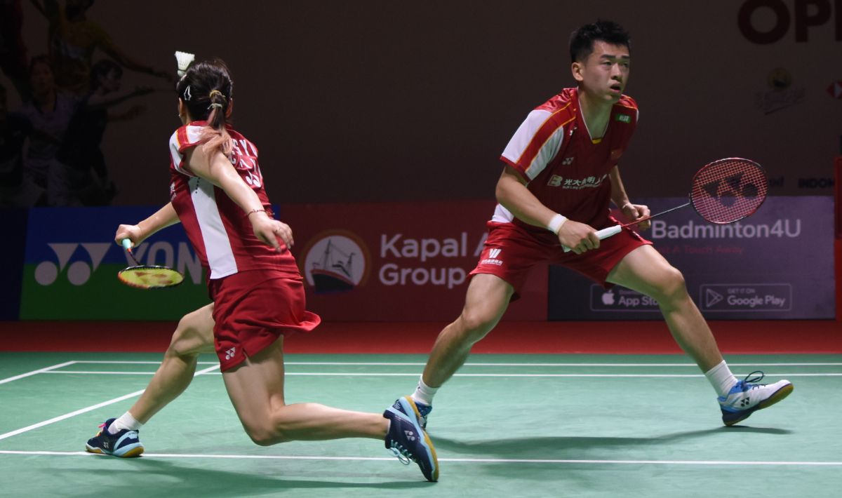 Ganda campuran Indonesia, Adnan Maulana/Nita Violina Marwah dikalahkan pasangan China Zheng Si Wei/Huang Ya Qiong pada babak pertama Indonesia Open 2023 di Istora Senayan, Selasa (13/06/23). Foto: Herry Ibrahim/INDOSPORT Copyright: © Herry Ibrahim/INDOSPORT