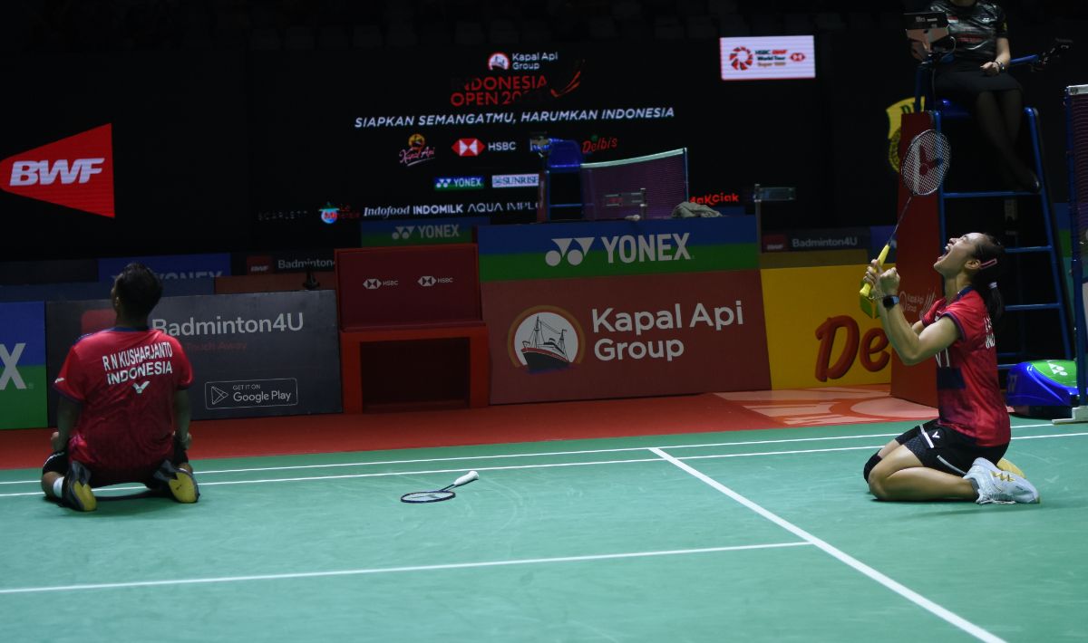 Ganda campuran Indonesia, Rehan Naufal Kusharjanto/Lisa Ayu Kusumawati berhasil mengalahkan pasangan Malaysia, Goh Soon Huat/Lai Shevon Jemie pada babak pertama Indonesia Open 2023 di Istora Senayan, Selasa (13/06/23). Foto: Herry Ibrahim/INDOSPORT Copyright: © Herry Ibrahim/INDOSPORT