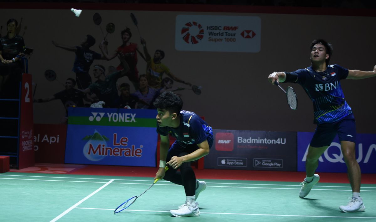 Ganda putra Indonesia, Leo Rolly Carnando/Daniel Marthin pada babak pertama Indonesia Open 2023 di Istora Senayan, Selasa (13/06/23). Foto: Herry Ibrahim/INDOSPORT. Copyright: © Herry Ibrahim/INDOSPORT