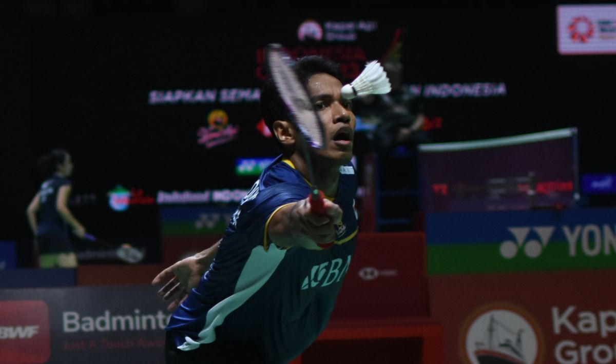 Tunggal putra Indonesia, Chico Aura Dwi Wardoyo dikalahkakan tunggal putra Singapur, Loh Kean Yew pada babak 32 besar Indonesia Open 2023 di Istora Senayan, Rabu (14/06/23). Foto: Herry Ibrahim/INDOSPORT Copyright: © Herry Ibrahim/INDOSPORT