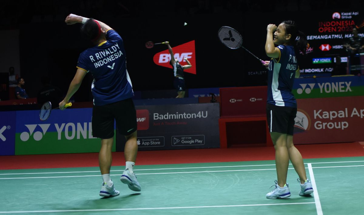 Ganda campura Indonesia, Rinov Rivaldy/Pitha Haningtyas Mentari pada babak 32 besar Indonesia Open 2023 di Istora Senayan, Rabu (14/06/23). Foto: Herry Ibrahim/INDOSPORT Copyright: © Herry Ibrahim/INDOSPORT