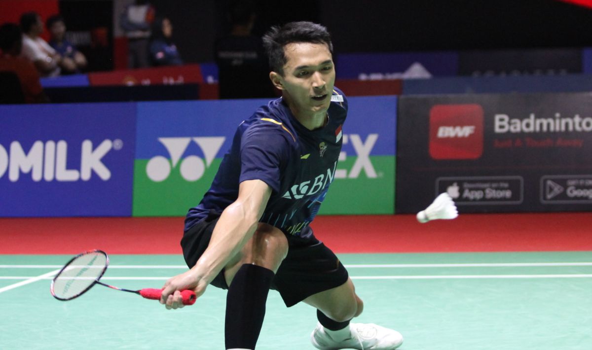 Jonatan Chrsitie berhasil melaju ke babak perempat final turnamen bulutangkis Indonesia Open 2023 usai mengalahkan Toma Junior Popov, Kamis (15/06/23). Foto: Herry Ibrahim/INDOSPORT Copyright: © Herry Ibrahim/INDOSPORT