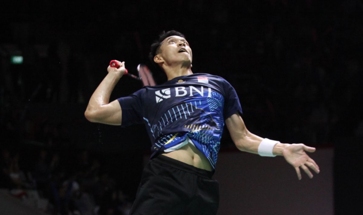 BL histeris aksi Jonatan Christie buka baju di Indonesia Open 2023. Copyright: © Herry Ibrahim/INDOSPORT