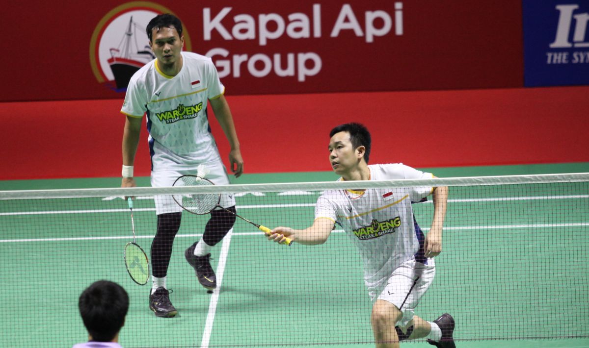 Mohammad Ahsan/Hendra Setiawan menampilkan aksi hangat saat memberikan poin cuma-Cuma kepada lawan di Kejuaraan Dunia Bulutangkis 2023. Foto: Herry Ibrahim/INDOSPORT Copyright: © Herry Ibrahim/INDOSPORT