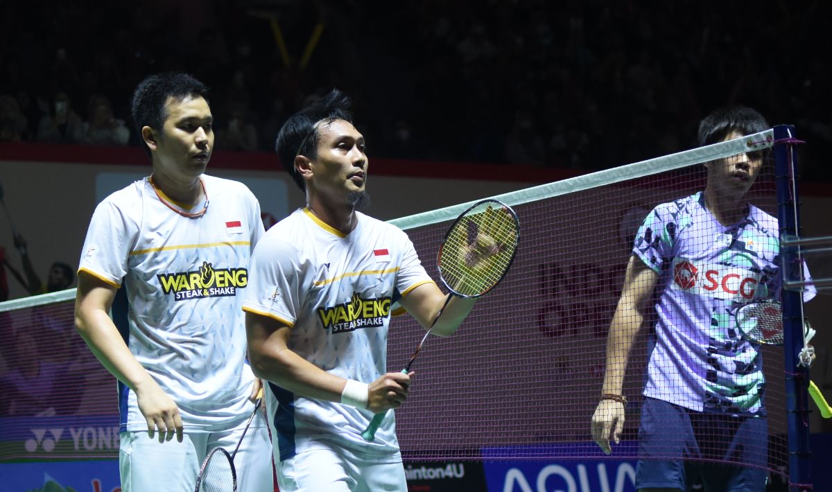 Bintang bulutangkis Indonesia, Mohammad Ahsan, kepergok ceraikan Hendra Setiawan jelang berlaga di Japan Open 2023. Copyright: © Herry Ibrahim/INDOSPORT