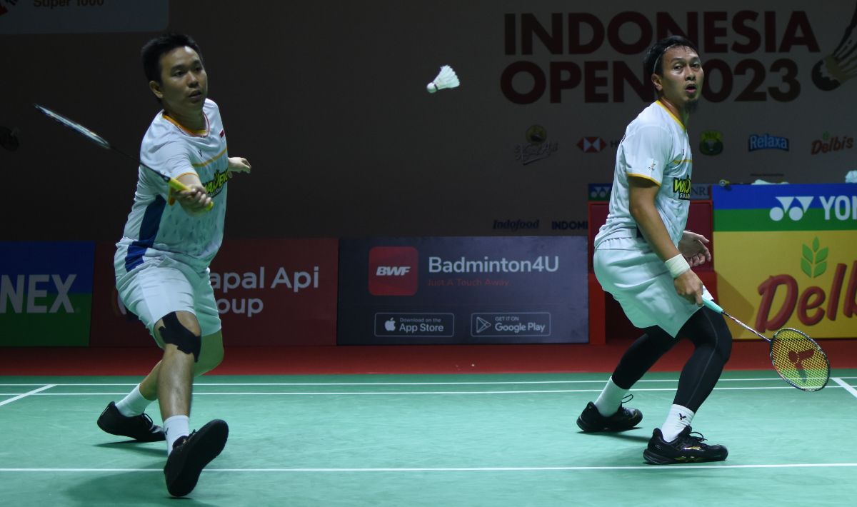 Ganda putra Indonesia, Mohamad Ahsan/Hendra Setiawan pada babak 32 besar Indonesia Open 2023 di Istora Senayan, Rabu (14/06/23). Foto: Herry Ibrahim/INDOSPORT Copyright: © Herry Ibrahim/INDOSPORT