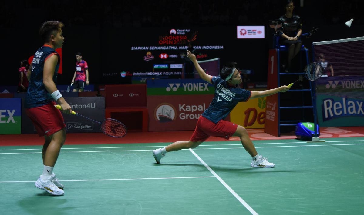 Ganda putri Indonesia, Apriyani Rahayu/Siti Fadia pada babak 32 besar Indonesia Open 2023 di Istora Senayan, Rabu (14/06/23). Foto: Herry Ibrahim/INDOSPORT Copyright: © Herry Ibrahim/INDOSPORT