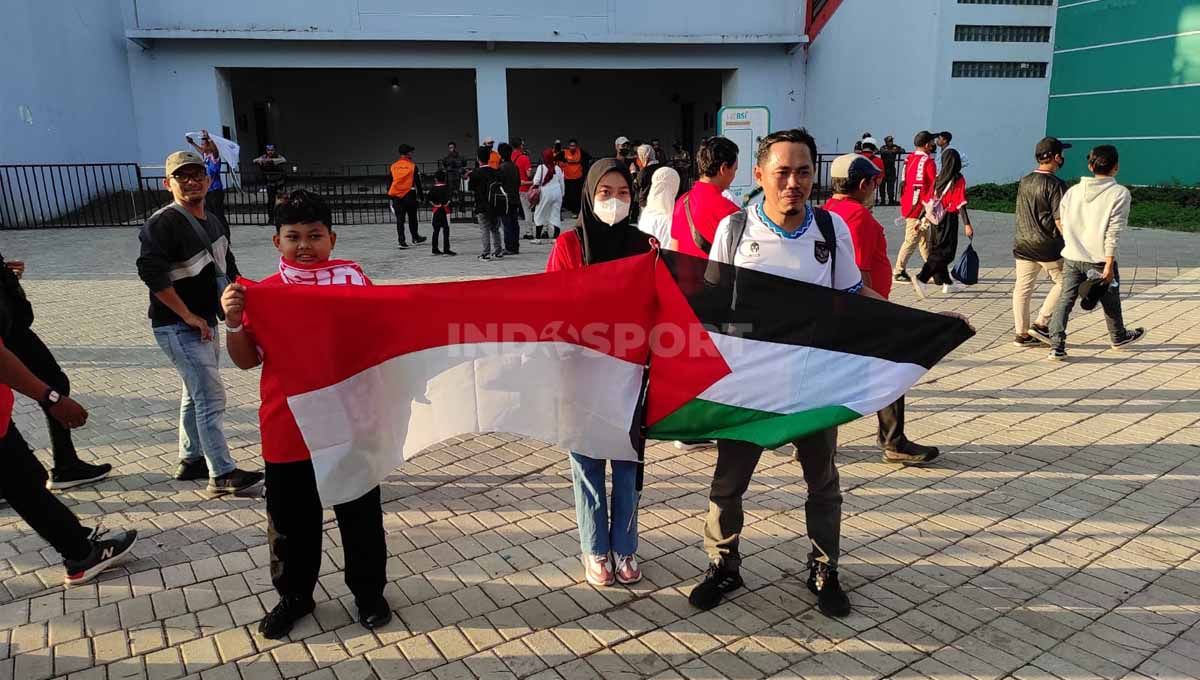 Andi iswoyo (baju putih) membawa bendera Palestina sebagai bentuk solidaritas. (Foto: Fitra Herdian/INDOSPORT) Copyright: &copy; Fitra Herdian/INDOSPORT