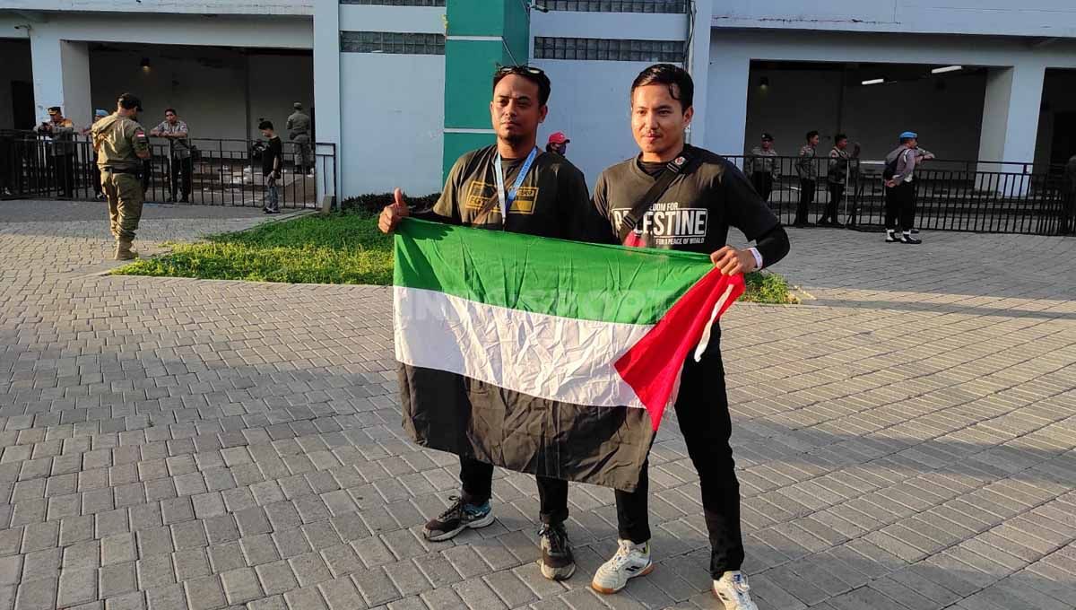 Joyo Pranoto (kanan) ingin menonton palestina pelipur lara gagal piala dunia u-20. (Foto: Fitra Herdian/INDOSPORT) Copyright: &copy; Fitra Herdian/INDOSPORT