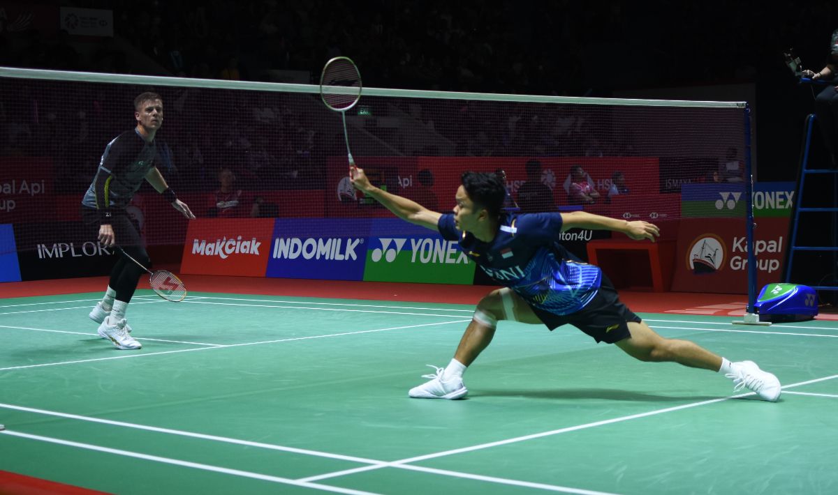 Tunggal putra Indonesia, Anthony Ginting, saat berlaga di babak 32 besar Indonesia Open 2023 di Istora Senayan, Rabu (14/06/23). Foto: Herry Ibrahim/INDOSPORT. Copyright: © Herry Ibrahim/INDOSPORT