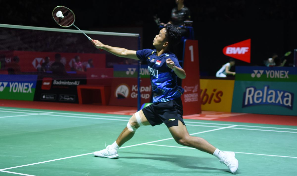 Tunggal putra Indonesia, Anthony Ginting pada babak 32 besar Indonesia Open 2023 di Istora Senayan, Rabu (14/06/23). Foto: Herry Ibrahim/INDOSPORT Copyright: © Herry Ibrahim/INDOSPORT