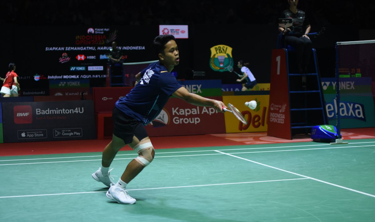 Tunggal putra Indonesia, Anthony Ginting, saat berlaga di babak 32 besar Indonesia Open 2023 di Istora Senayan, Rabu (14/06/23). Foto: Herry Ibrahim/INDOSPORT. Copyright: © Herry Ibrahim/INDOSPORT