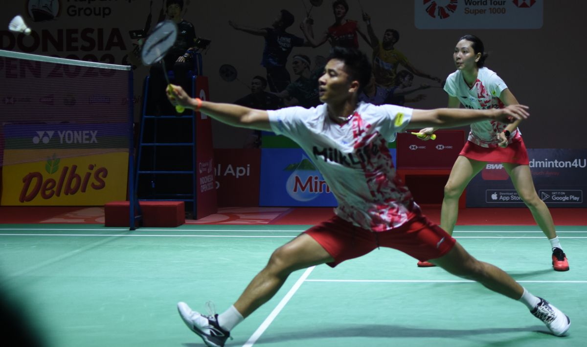 Ganda campuran Indonesia, Dejan Ferdinansyah/Gloria Widjaja pada babak 32 besar Indonesia Open 2023 di Istora Senayan, Rabu (14/06/23). Foto: Herry Ibrahim/INDOSPORT Copyright: © Herry Ibrahim/INDOSPORT