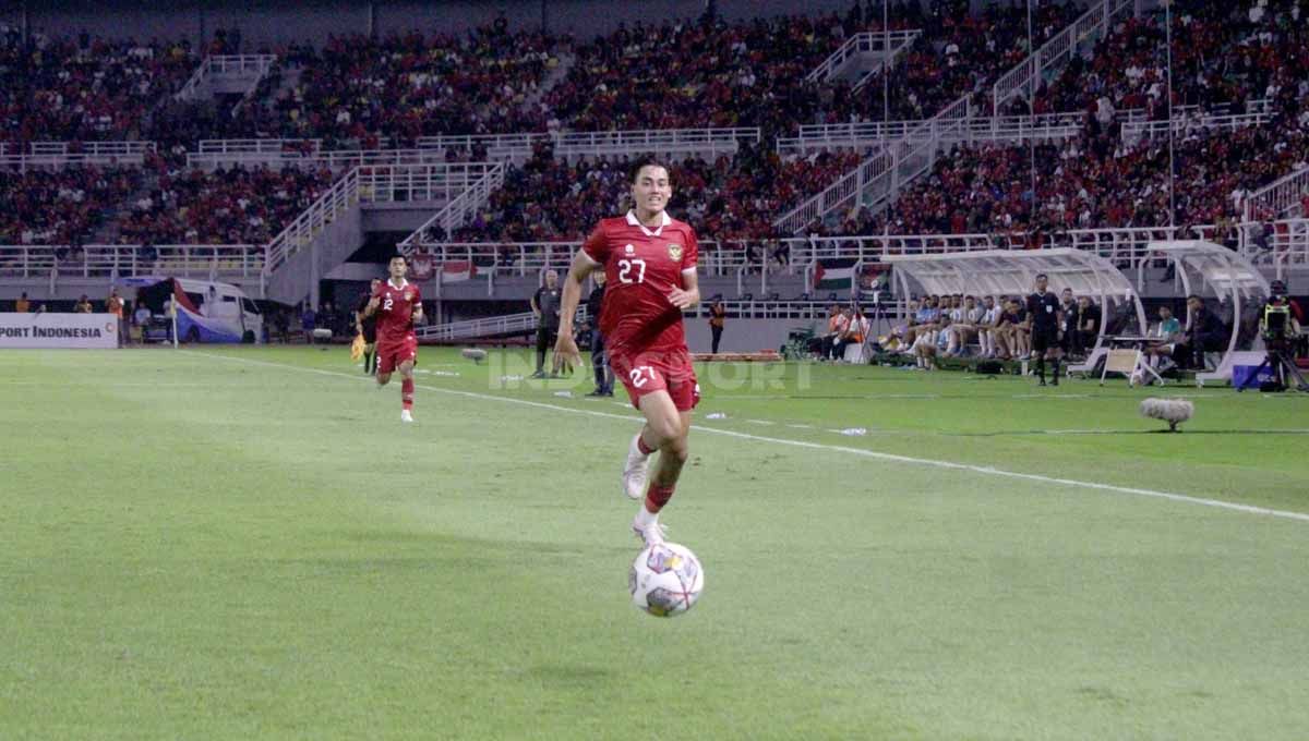 Meski belum bisa membantu Timnas Indonesia raih kemenangan kontra Palestina, namun Rafael Struick sukses torehkan sejumlah catatan apik dalam laga debutnya. Copyright: © Fitra Herdian/INDOSPORT