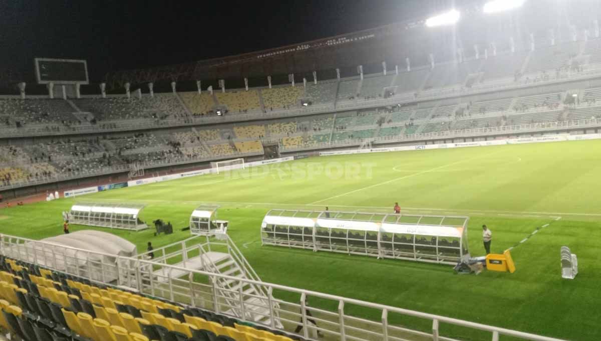 Situasi Stadion Gelora Bung Tomo 1 jam pasca laga, suporter keluar dengan tertib. Copyright: © Fitra Herdian/INDOSPORT