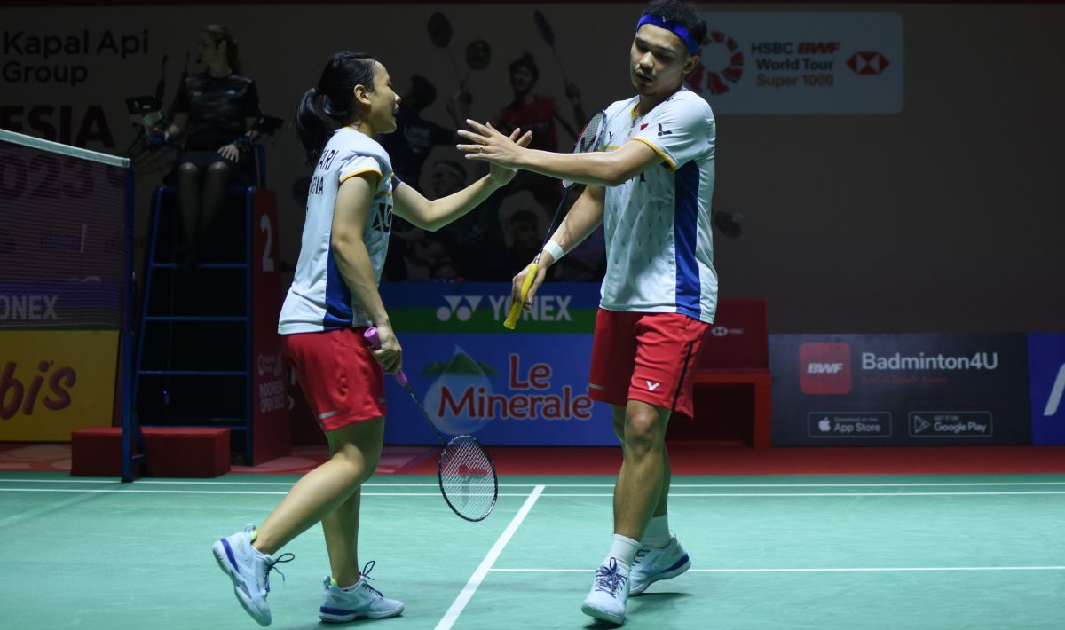 Ada momen manis Rinov Rivaldy/Pitha Haningtyas Mentari cium pipi bunda seusai menang di Indonesia Open 2023. Copyright: © Herry Ibrahim/INDOSPORT