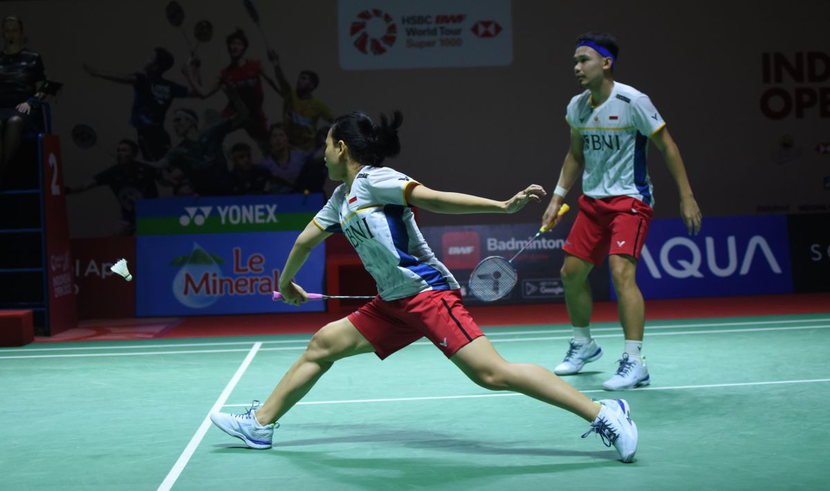 Bintang bulutangkis, Rinov Rivaldy/Pitha Haningtyas Mentari harus terhenti langkahnya di perempat final Indonesia Open 2023 usai kalah dari Yuta/Arisa. Copyright: © Herry Ibrahim/INDOSPORT