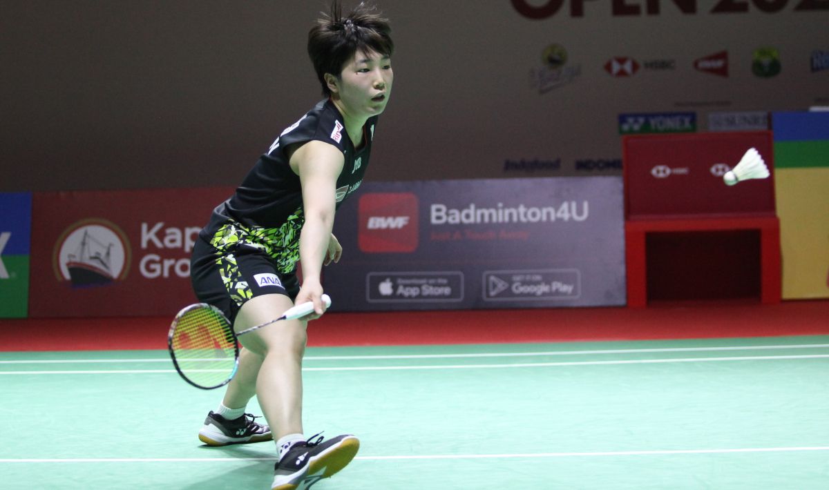 Cederanya tak kunjung sembuh, bintang bulutangkis Jepang, putuskan mundur dari dua turnamen di bulan November yakni Kumamoto Masters dan China Masters 2023. Copyright: © Herry Ibrahim/INDOSPORT