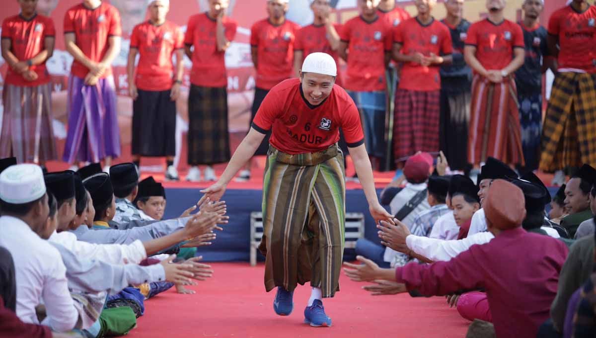 Madura United memulai tradisi baru dengan mengenalkan tim kepada para santri. (Foto: MO Madura United) Copyright: © MO Madura United