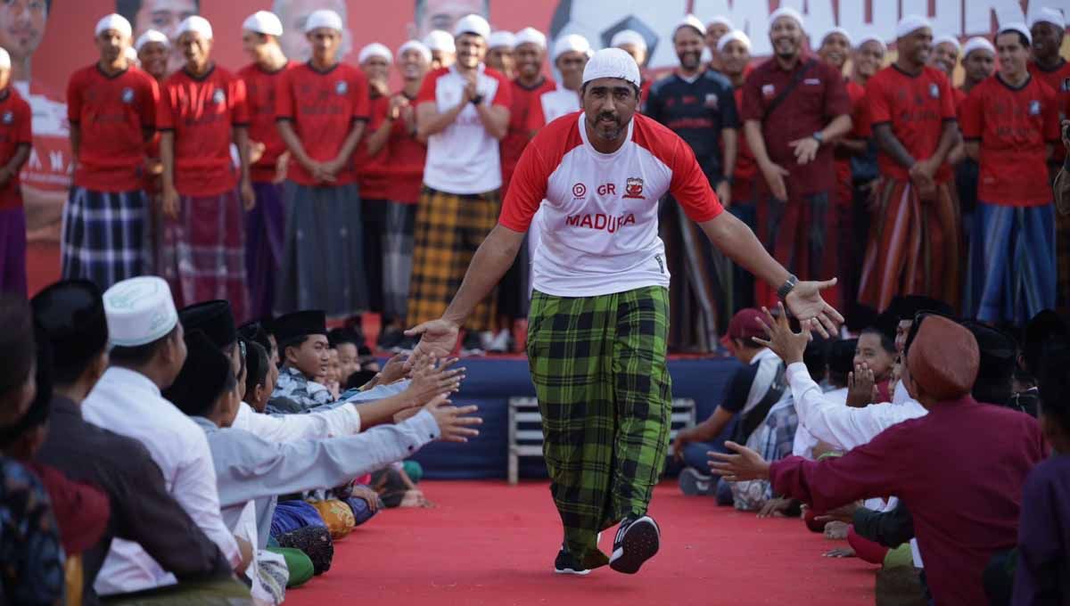 Madura United memulai tradisi baru dengan mengenalkan tim kepada para santri. (Foto: MO Madura United) Copyright: © MO Madura United