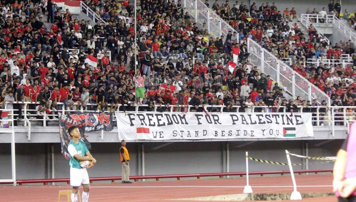 Ketua Umum PSSI, Erick Thohir, telah berkoordinasi dengan FIFA agar bendera Palestina diperbolehkan dikibarkan dalam kompetisi di bawah naungan FIFA. Copyright: © Fitra Herdian/INDOSPORT