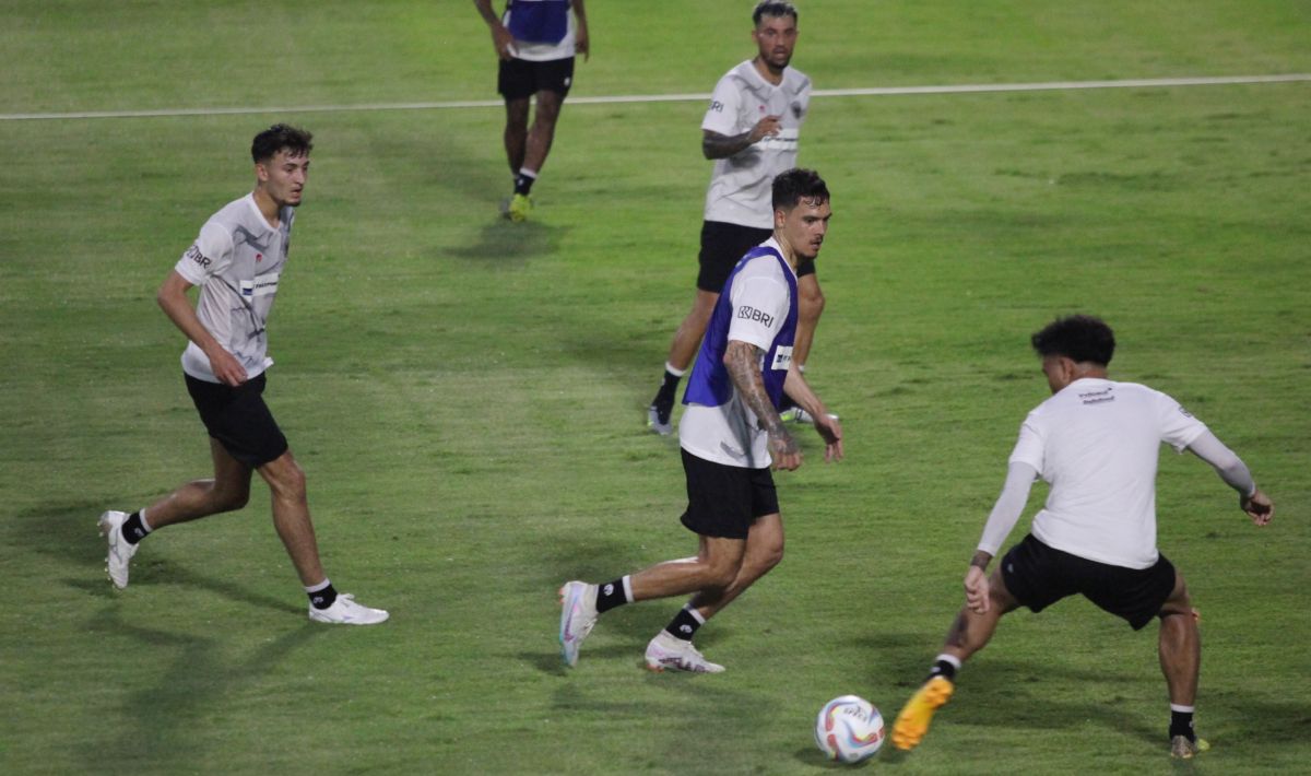 Latihan Timnas Indonesia jelang FIFA Matchday melawan Argentina di Lapangan A Senayan, Kamis (15/06/23). Foto: Herry Ibrahim/INDOSPORT Copyright: © Herry Ibrahim/INDOSPORT