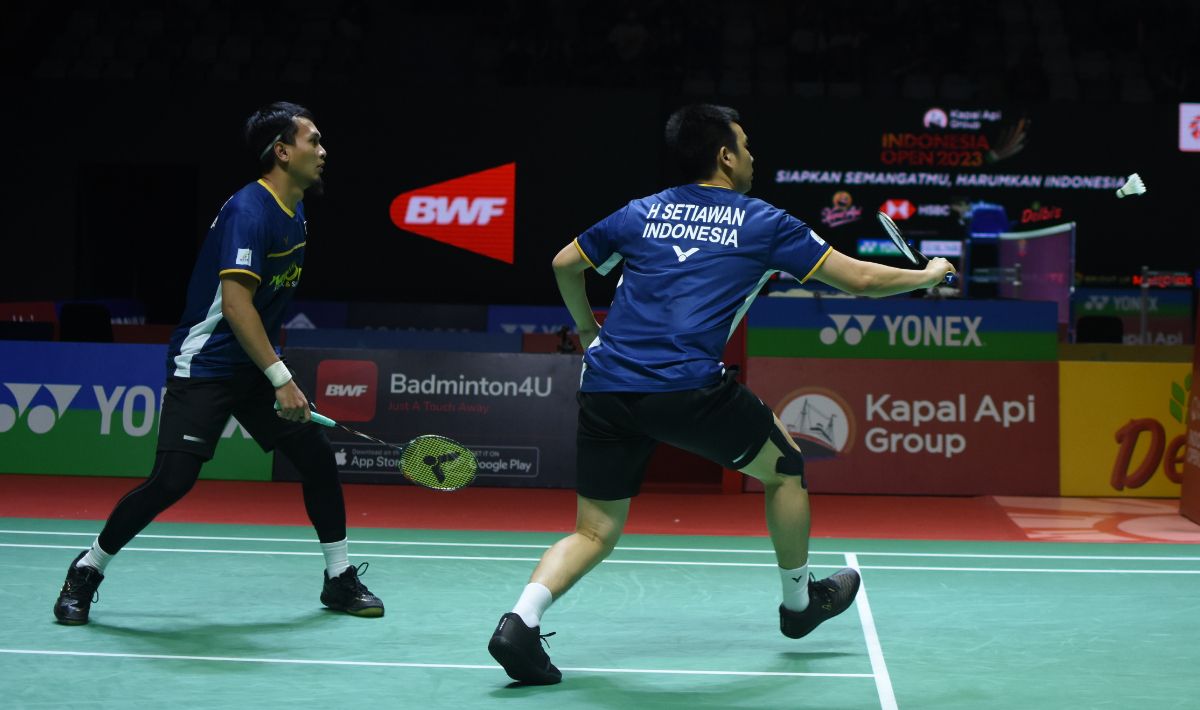 Ganda putra Indonesia, Hendra Setiawan/Mohamad Ahsan pada babak 16 besar Indonesia Open 2023 di Istora Senayan, Kamis (15/06/23). Foto: Herry Ibrahim/INDOSPORT Copyright: © Herry Ibrahim/INDOSPORT