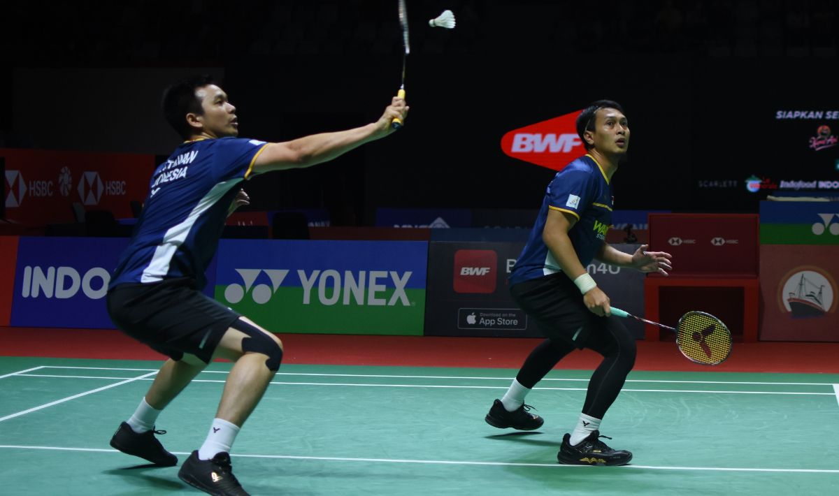 Ahsan/Hendra kembali memamerkan kemampuan ciamiknya sampai bikin Satwiksairaj Rankireddy/Chirag Shetty selaku WR 1 kocar-kacir di French Open 2023. Foto: Herry Ibrahim/INDOSPORT Copyright: © Herry Ibrahim/INDOSPORT