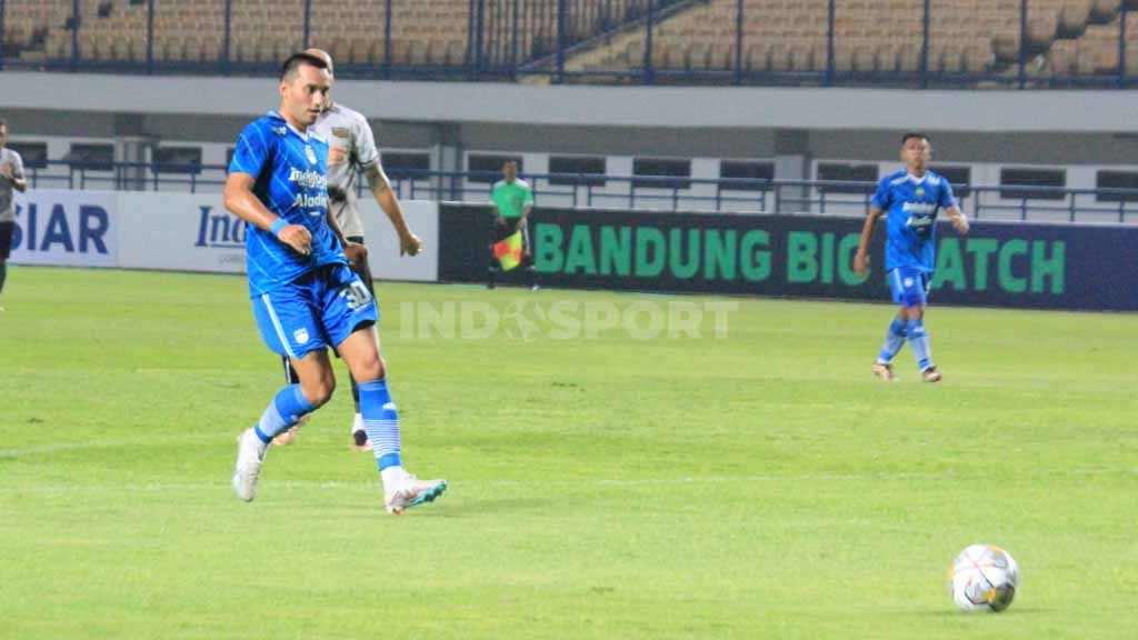 Pemain depan Persib, Ezra Walian, saat uji coba dengan Dewa United. Copyright: © Arif Rahman/INDOSPORT