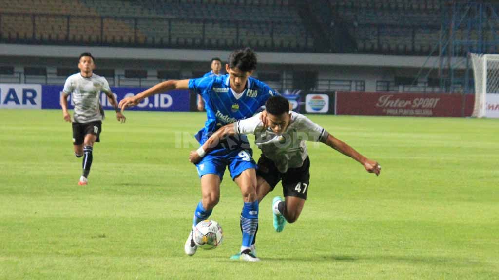 Winger Persib Bandung, Ryan Kurnia dikawal ketat pemain Dewa United. Copyright: © Arif Rahman/INDOSPORT