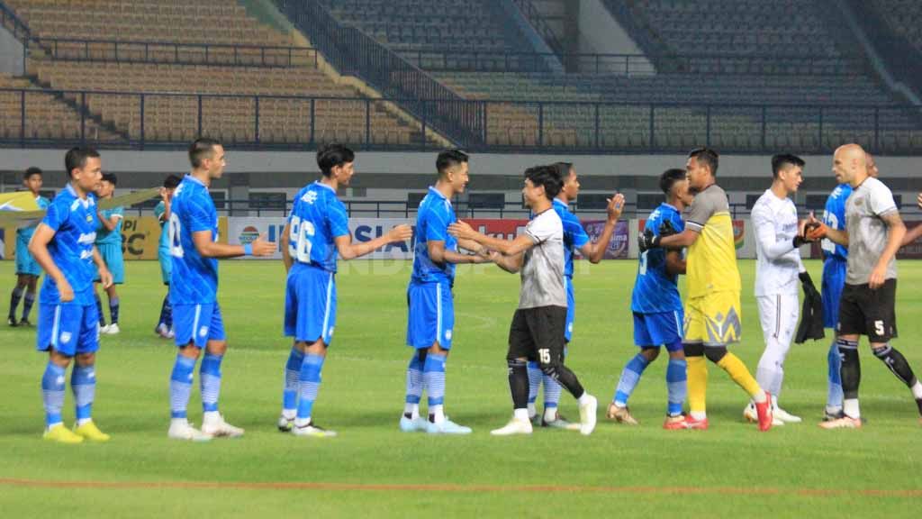 Laga uji coba antara Persib Bandung vs Dewa United. Copyright: © Arif Rahman/INDOSPORT