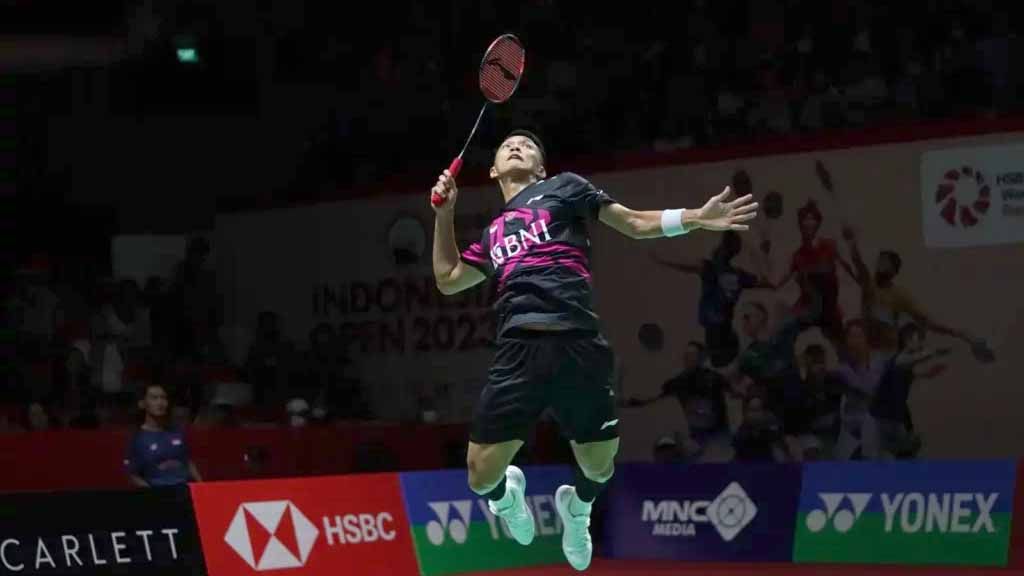 Berikut tersaji hasil semifinal China Open 2023, di mana Jonatan Christie menghadapi lawan tangguh, Viktor Axelsen dari Denmark. Copyright: © PBSI