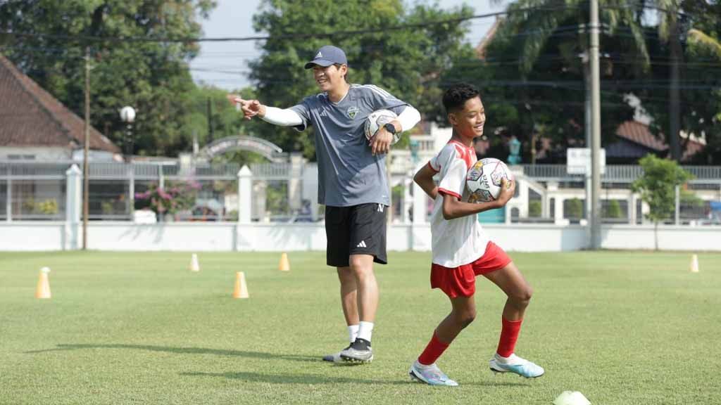 Jeonbuk Hyundai Motors menggelar coaching clinic bersama anak-anak SSB Solo Raya di Lapangan Kottabarat. (Foto: MO Persis Solo) Copyright: © MO Persis Solo