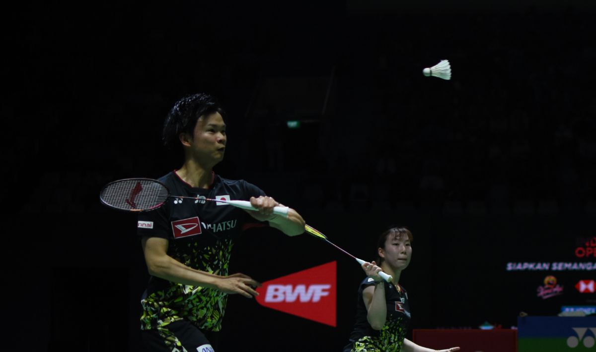 Ganda campuran Indonesia, Rinov Rivaldy/Pitha Haningtyas Mentari dikalahkan oleh pasangan Jepang, Yuta Watanabe/Arisa Higashinonpada babak 8 besar Indonesia Open 2023 di Istora Senayan, Jumat (16/06/23). Foto: Herry Ibrahim/INDOSPORT Copyright: © Herry Ibrahim/INDOSPORT