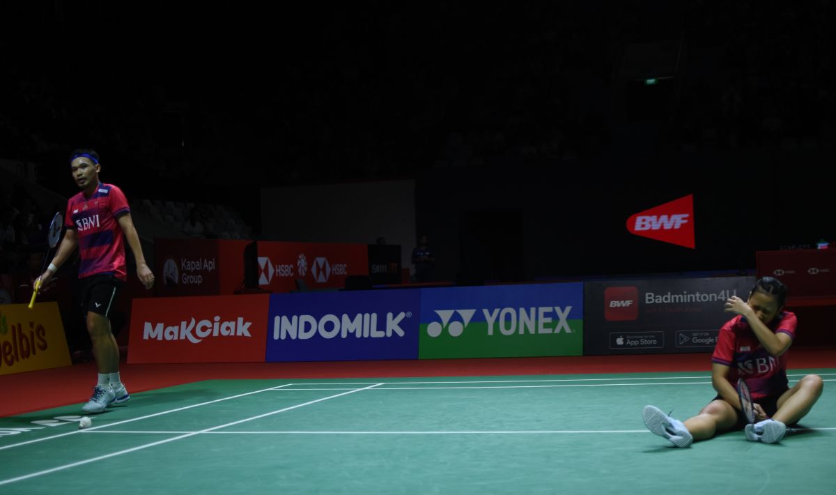 Badminton Lovers Terharu Massal saat Yuta Watanabe Gercep Hampiri Pitha Mentari yang Terjatuh di Asian Games 2022. Copyright: © Herry Ibrahim/INDOSPORT