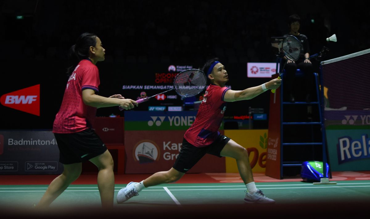 Ganda campuran Indonesia, Rinov Rivaldy/Pitha Haningtyas Mentari dikalahkan oleh pasangan Jepang, Yuta Watanabe/Arisa Higashinonpada babak 8 besar Indonesia Open 2023 di Istora Senayan, Jumat (16/06/23). Foto: Herry Ibrahim/INDOSPORT Copyright: © Herry Ibrahim/INDOSPORT