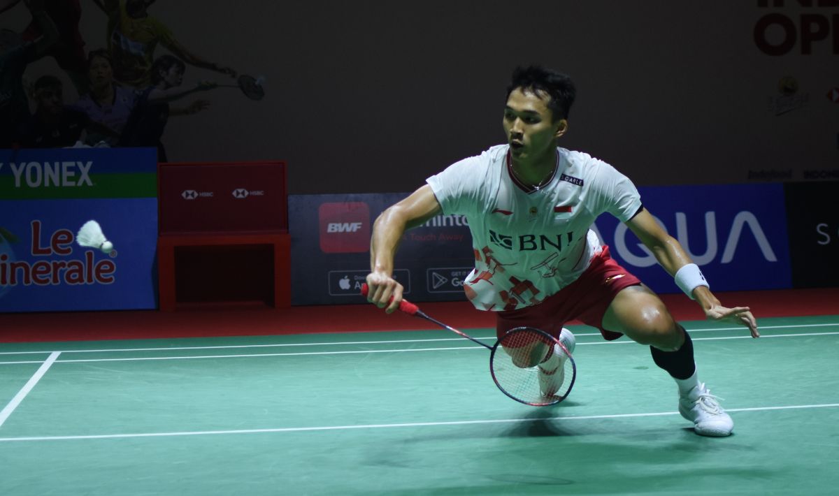 Tunggal putra Indonesia, Anthony Ginting berhasil mengalahkan rekan senegaranya Jonatan Christie pada babak 8 besar Indonesia Open 2023 di Istora Senayan, Kamis (15/06/23). Foto: Herry Ibrahim/INDOSPORT Copyright: © Herry Ibrahim/INDOSPORT