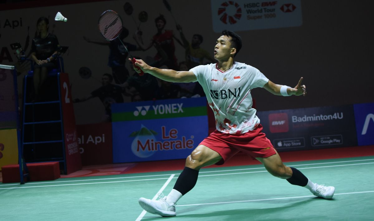 Mengganas di turnamen bulutangkis Japan Open 2023, Jonatan Christie asyik tebar aura calon manten ditemani sang tunangan, Shania Junianatha (Shanju). Copyright: © Herry Ibrahim/INDOSPORT