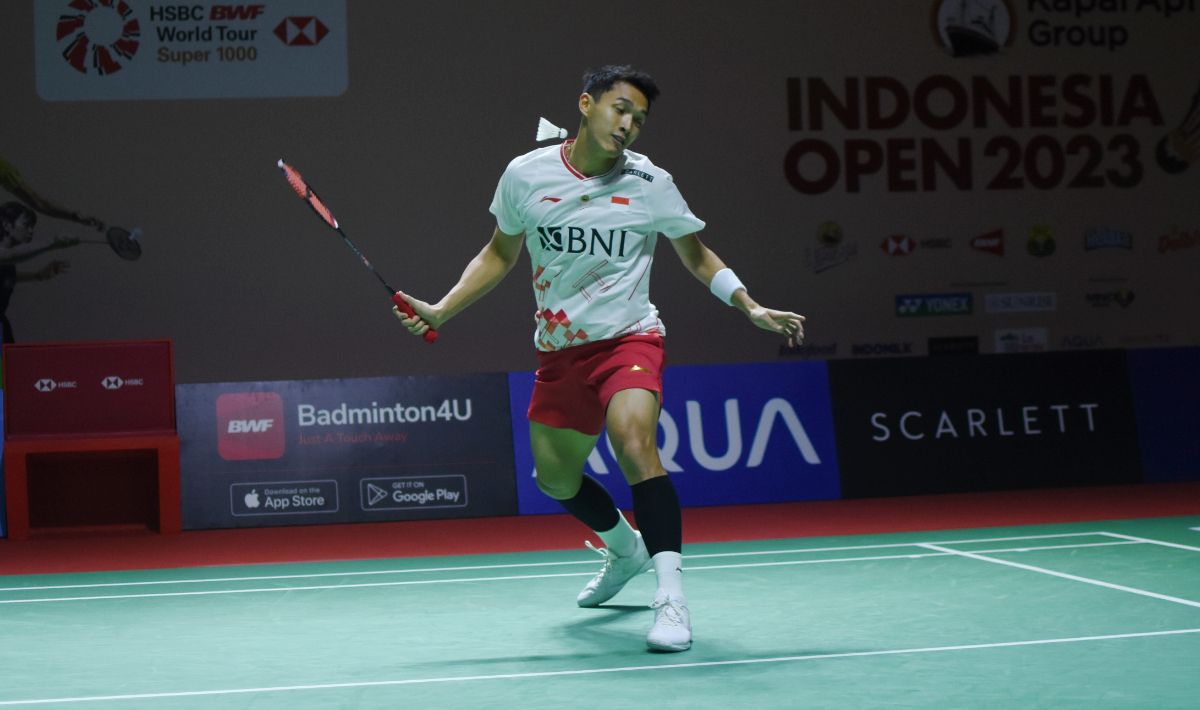 Tunggal putra Indonesia, Anthony Ginting berhasil mengalahkan rekan senegaranya Jonatan Christie pada babak 8 besar Indonesia Open 2023 di Istora Senayan, Kamis (15/06/23). Foto: Herry Ibrahim/INDOSPORT Copyright: © Herry Ibrahim/INDOSPORT