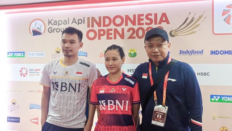 Saat ini sedang ngetren Kevin Sanjaya/Rahmat Hidayat sebagai pasangan baru, sosok Rinov Rivaldy mendadak ikut nyebrang ke sektor ganda putra. Kok bisa? Copyright: © Ammara Marthiara/INDOSPORT