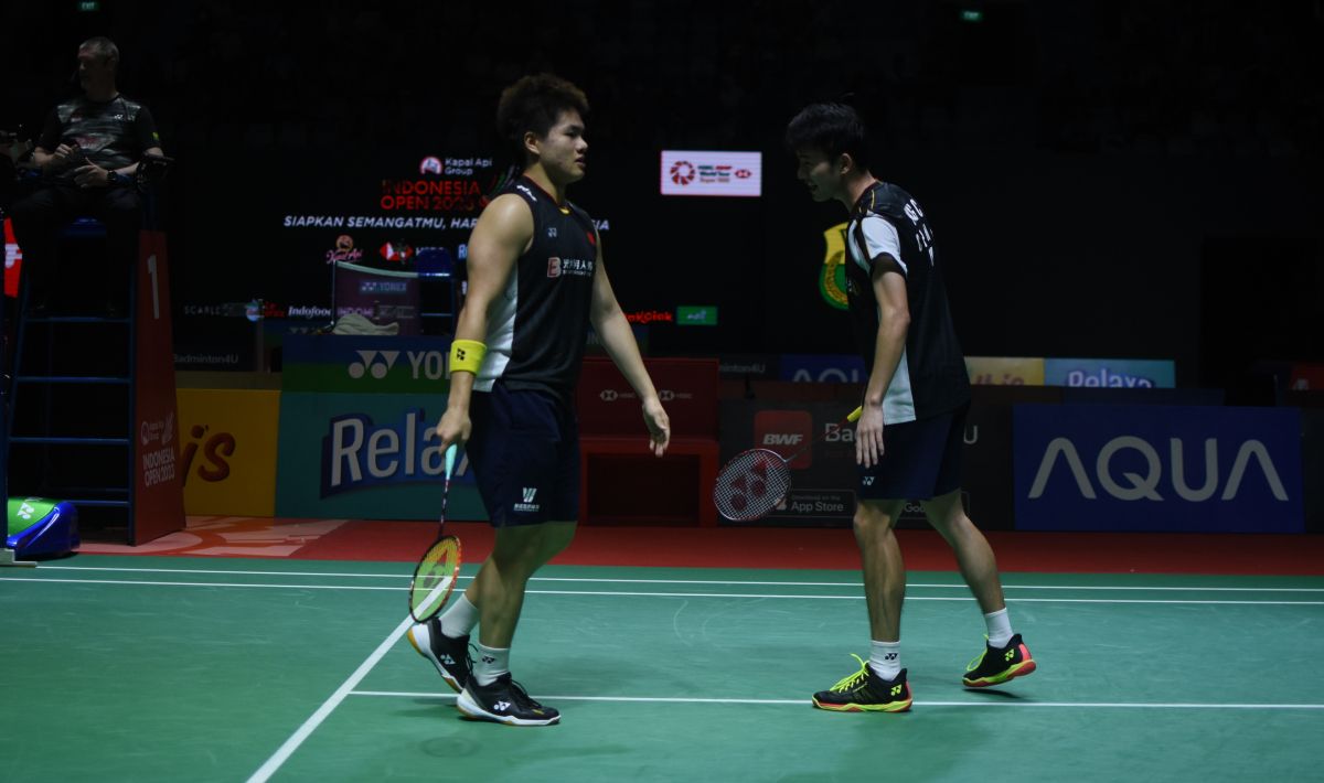 Ganda putra China, Liang Wei Keng/Wang Chan pada babak 8 besar Indonesia Open 2023 di Istora Senayan, Kamis (15/06/23). Foto: Herry Ibrahim/INDOSPORT Copyright: © Herry Ibrahim/INDOSPORT