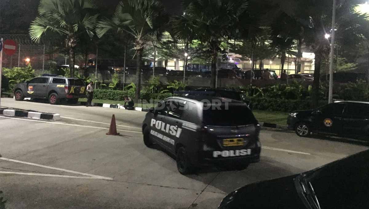 Terminal 3 VIP Bandara Soetta dijaga ketat oleh kepolisian jelang kedatangan Timnas Argentina. Copyright: © Petrus Manus Da'Yerimon/INDOSPORT