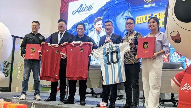 Penandatanganan Kerjasama Aice dengan PSSI di GBK Arena, Sabtu (17/06/23) (Foto: Ammara Marthiara/INDOSPORT) Copyright: © Ammara Marthiara/INDOSPORT