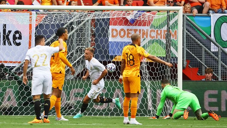 Timnas Italia sukses menyabet peringkat ketiga UEFA Nations League setelah sukses memecundangi Timnas Belanda. Copyright: © REUTERS/Wolfgang Rattay
