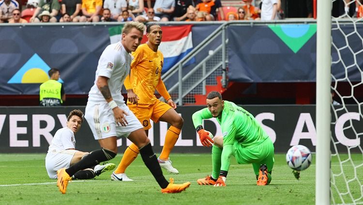 Federico Chiesa mencetak gol di perebutan tempat ketiga UEFA Nations League Belanda vs Italia (18/06/23). (Foto: REUTERS/Wolfgang Rattay) Copyright: © REUTERS/Wolfgang Rattay