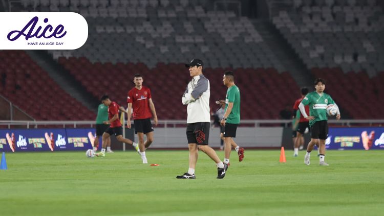 Shin Tae-yong memimpin latihan Timnas Indonesia jelang lawan Argentina di GBK Copyright: © Herry Ibrahim/INDOSPORT